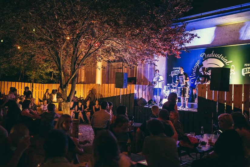 Vintage Industrial bar - dvori&scaron;te